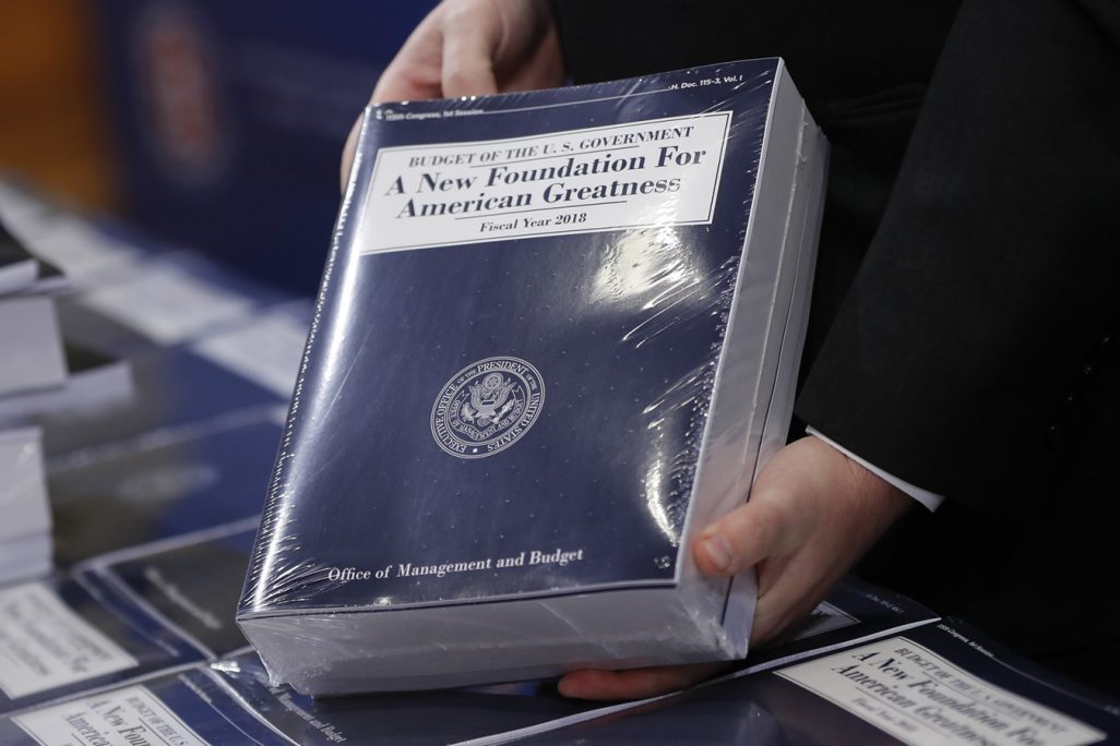 ספר תקציב ארה"ב (צילום: AP Photo/Pablo Martinez Monsivais).