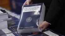 ספר תקציב ארה"ב (צילום: AP Photo/Pablo Martinez Monsivais).