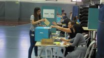 מצביעה בסלקום בבחירות להסתדרות (צילום: מיכל רוזן).