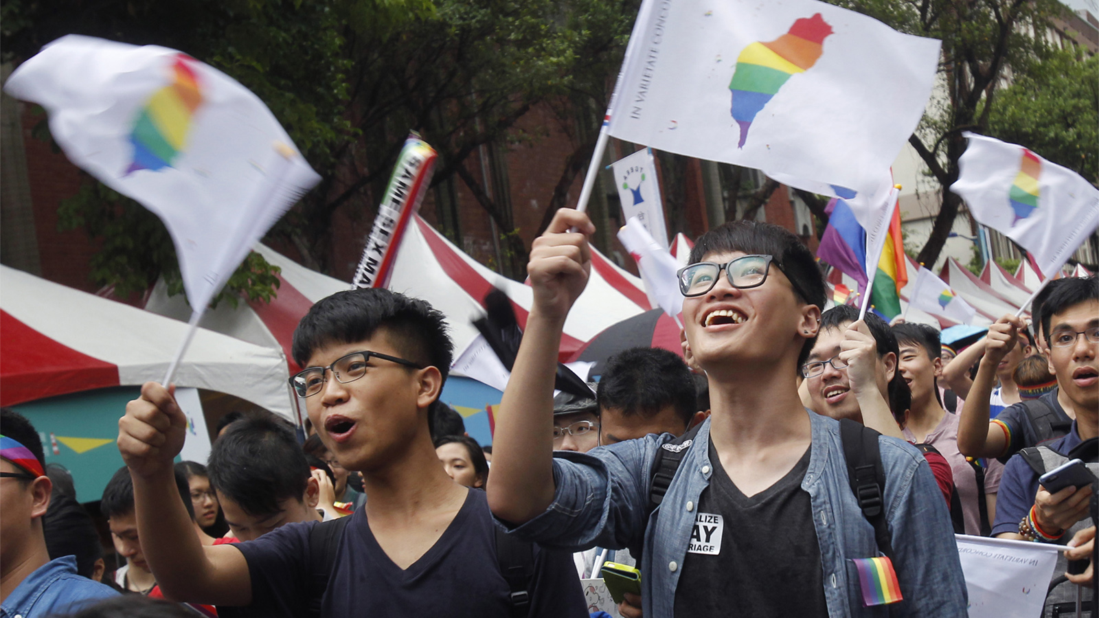 מפגינים בעד נישואים חד מיניים בטאיוון חוגגים מחוץ לבית המשפט העליון לאחר שאישר נישואים חד מיניים (צילום: AP Photo/Chiang Ying-ying).