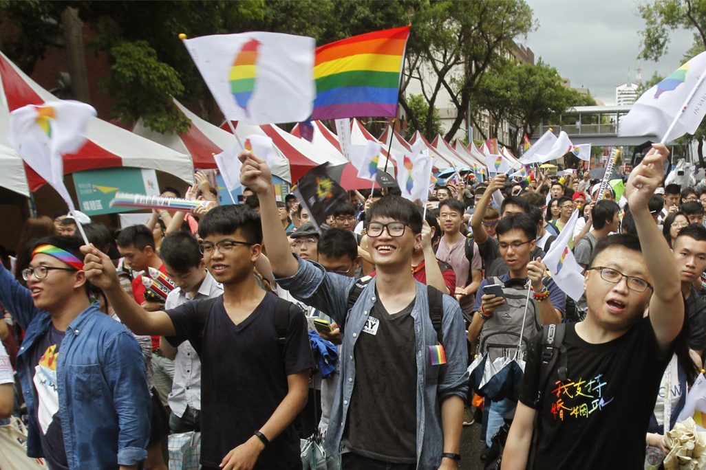 מפגינים בעד נישואים חד מיניים בטאיוון חוגגים מחוץ לבית המשפט העליון לאחר שאישר נישואים חד מיניים (צילום: AP Photo/Chiang Ying-ying).