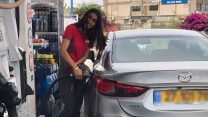 מתדלקת בתחנת הדלק 'טן'  (צילום: באדיבות המצולמת)