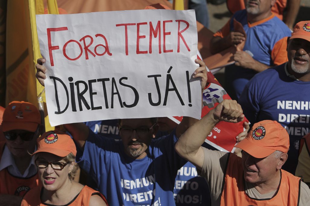 מפגינים נושאים שלט עם הכיתוב ׳טמר החוצה - עזוב מיד!׳ בהפגנה בברזיליה (צילום: AP Photo/Eraldo Peres)