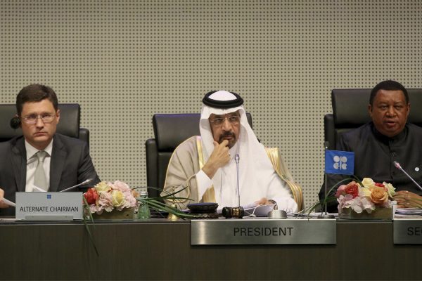 שר האנרגיה והמשאבים הסעודי חאלד אל-פאלח (באמצע) בכינוס אופ"ק. מאי 2017 (צילום: AP Photo/Ronald Zak).