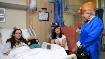 המלכה אליזבת׳ בביקור נפגעי הפיגוע במנצ׳סטר (צילום: Peter Byrne/Pool  via AP)