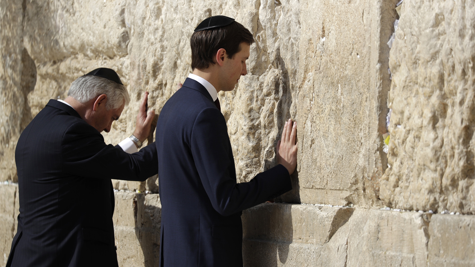 מזכיר המדינה רקס טילרסון (מימין) והיועץ המיוחד ג'ארד קושנר בכותל במהלך ביקור טראמפ בישראל (צילום: AP Photo/Evan Vucci).