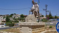 פסל של מנהיג הדרוזים סולטאן אל-אטרש בחורפיש (צילום: ד"ר אבישי טייכר, מתוך אתר פיקיויקי)