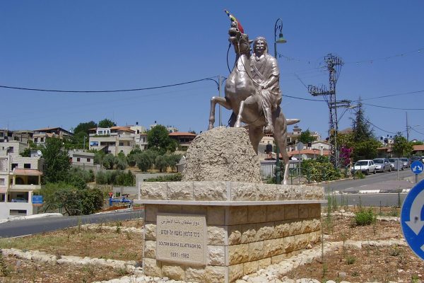 פסל של מנהיג הדרוזים סולטאן אל-אטרש בחורפיש (צילום: ד"ר אבישי טייכר, מתוך אתר פיקיויקי)
