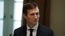 White House senior adviser Jared Kushner listens during a meeting with Palestinian leader Mahmoud Abbas at the White House, Wednesday, May 3, 2017, in Washington. (צילום: AP Photo/Evan Vucci)