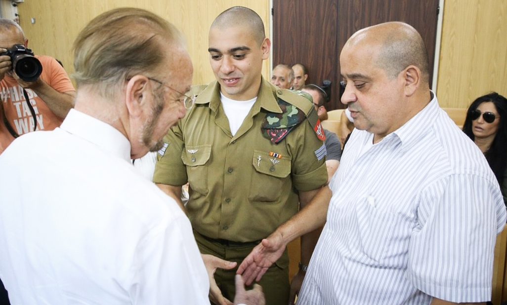 אלאור עזריה ביחד עם עו"ד יורם שפטל מצוות ההגנה ואביו בבית המשפט הצבאי לערעורים אתמול (צילום: פלאש 90).