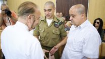 אלאור עזריה ביחד עם עו"ד יורם שפטל מצוות ההגנה ואביו בבית המשפט הצבאי לערעורים אתמול (צילום: פלאש 90).