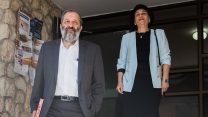 שר הפנים אריה דרעי ורעייתו יפה מחוץ לביתם בירושלים, מאי 2017. (צילום: יונתן זינדל/ פלאש 90).