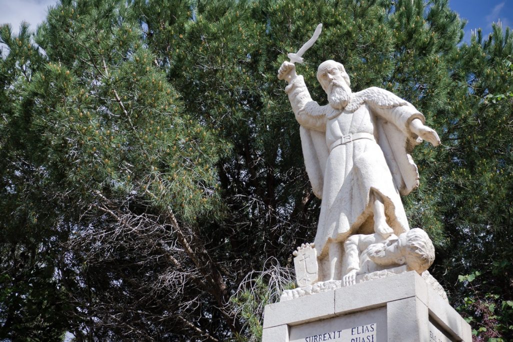 פסל אליהו הנביא במוחרקה, הר הכרמל (צילום: Shutterstock)