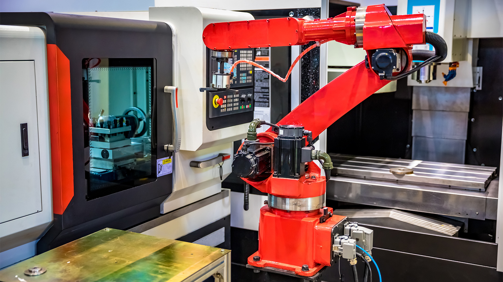 זרוע רובוטית במפעל. (צילום אילוסטרציה: Shutterstock).