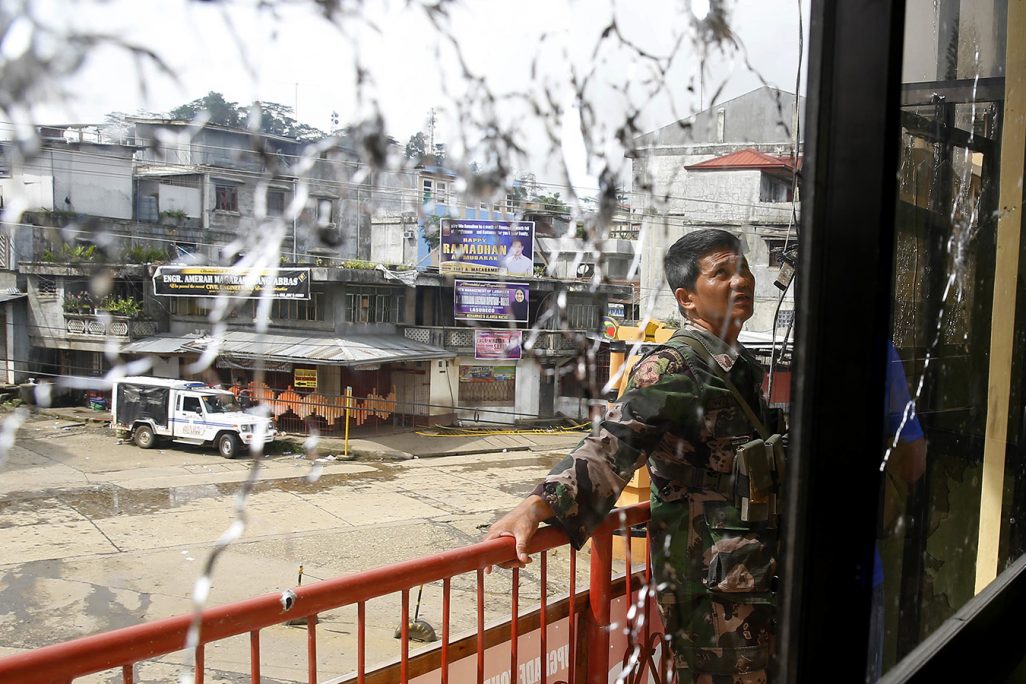 שוטר באתר חילופי הירי בעיר מאראווי בפילפינים (צילום: AP Photo/Bullit Marquez)
