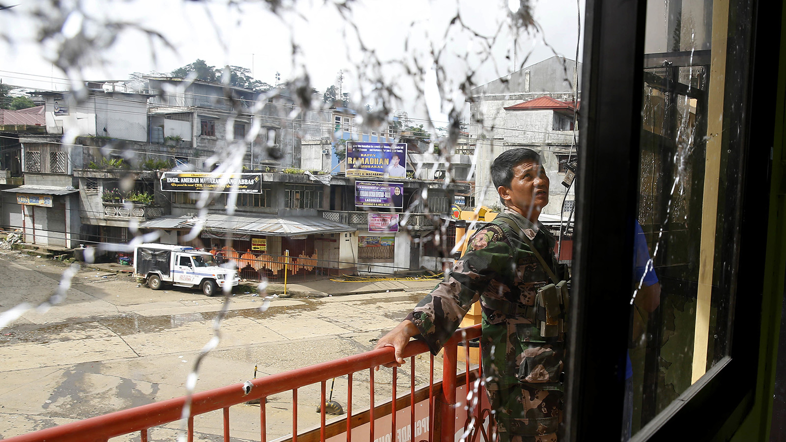 שוטר באתר חילופי הירי בעיר מאראווי בפילפינים (צילום: AP Photo/Bullit Marquez)