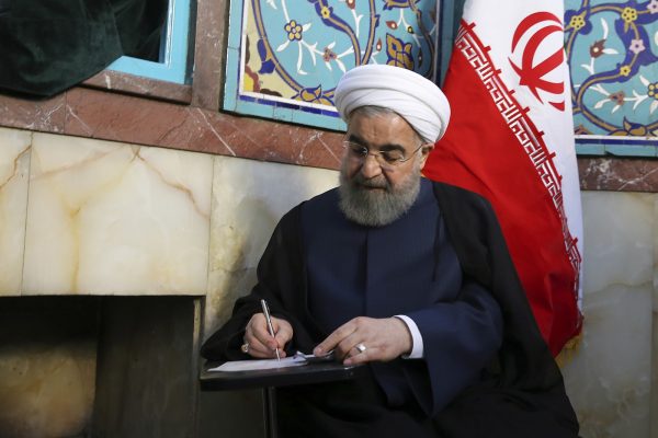 נשיא אירן הנבחר, חסן רוחאני, ממלא טופס בחירות (צילום: Iranian Presidency Office via AP).