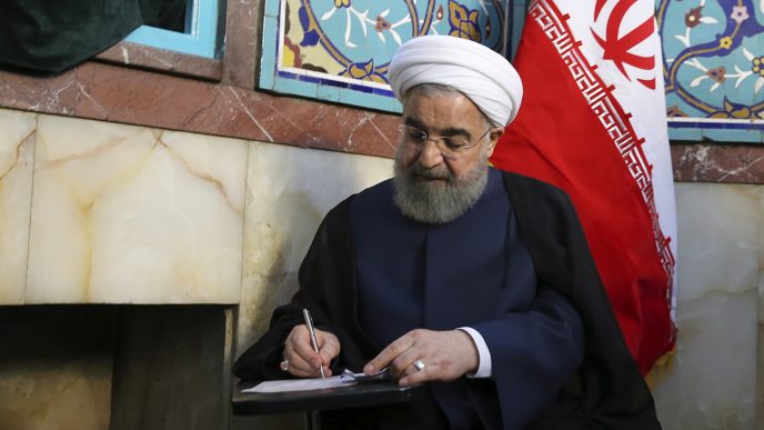 נשיא איראן הנבחר, חסן רוחאני, ממלא טופס בחירות (צילום: Iranian Presidency Office via AP).