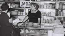 כלי אוכל וכלי בית, תחת שלט ה"צנע", בחנות לאביזרי מטבח בתל אביב (צילום: פריץ כהן / לע״מ).