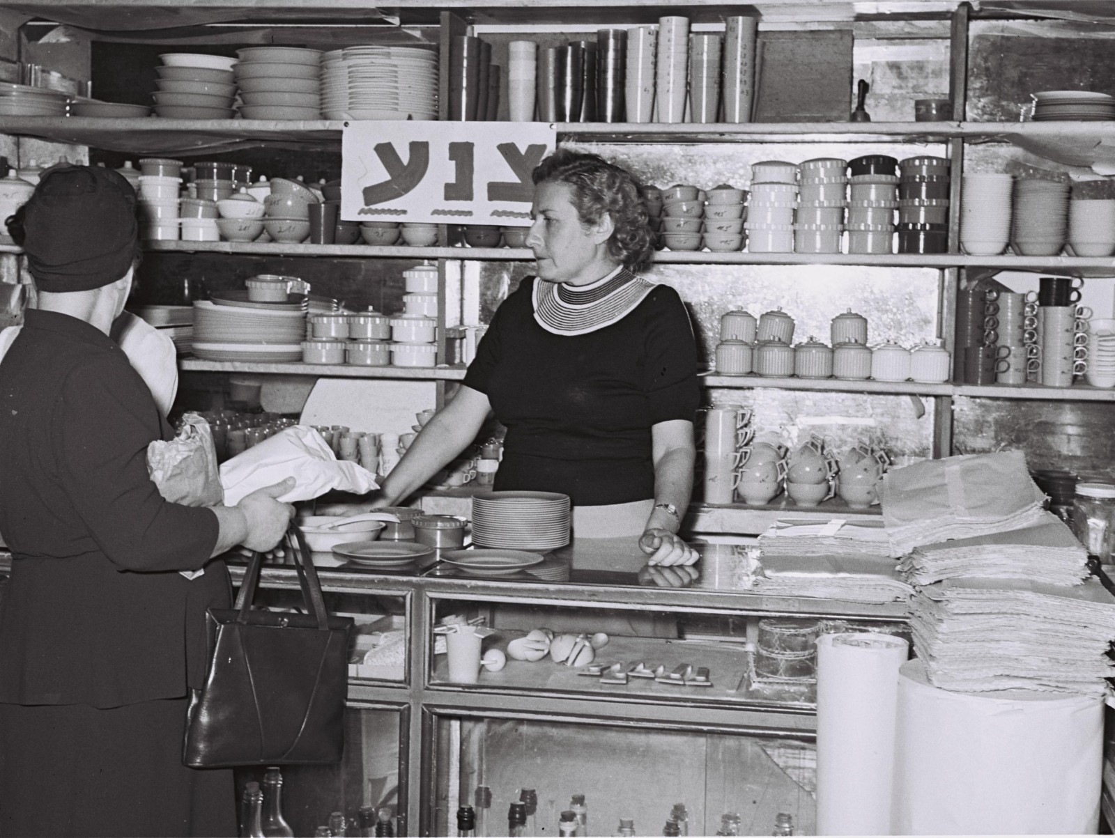 כלי אוכל וכלי בית, תחת שלט ה"צנע", בחנות לאביזרי מטבח בתל אביב (צילום: פריץ כהן / לע״מ).