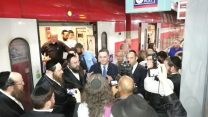 שר התחבורה ישראל כץ בתחנת הרכבת באחיהוד, בדרכו להילולה במירון (צילום: לבנת ניזרי)