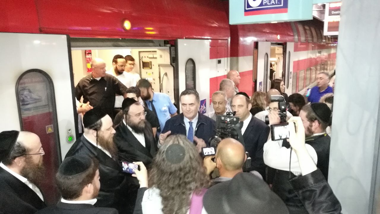שר התחבורה ישראל כץ בתחנת הרכבת באחיהוד, בדרכו להילולה במירון (צילום: לבנת ניזרי)