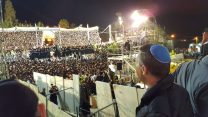השר לבטחון פנים גלעד ארדן בהדלקת משואת חסידות בויאן בהילולת הרשב"י במירון (צילום: דוברות המשרד לבטחון פנים)