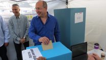 יו"ר ההסתדרות אבי ניסנקורן מצביע בבחירות להסתדרות בסניף "דואר ישראל" בתל אביב (צילום: יחצ)