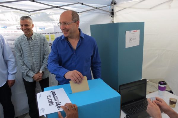 יו"ר ההסתדרות אבי ניסנקורן מצביע בבחירות להסתדרות בסניף "דואר ישראל" בתל אביב (צילום: יחצ)