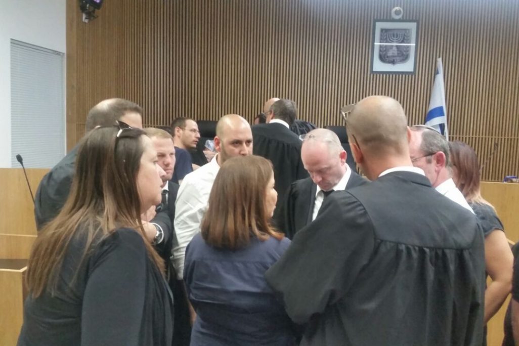 צוותה של יחימוביץ בהתייעצות בבית המשפט, מאי 2017. צילום: ניצן צבי כהן
