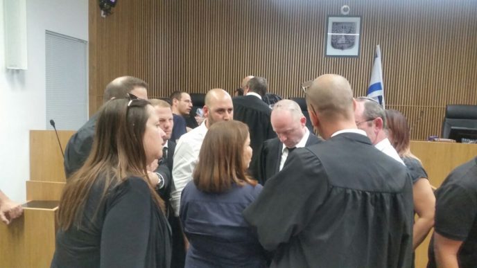 צוותה של יחימוביץ בהתייעצות בבית המשפט, מאי 2017. צילום: ניצן צבי כהן