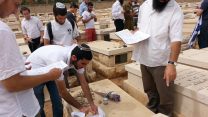 התלמידים פוקדים את קברי החללים החרדים בשנה שעברה. צילום:ישיבת ההסדר "מאיר הראל" מודיעין