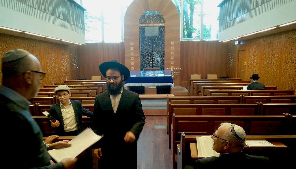 הרב קוט בבית הכנסת בטאלין, אסטוניה (צילום: אוריאל לוי).