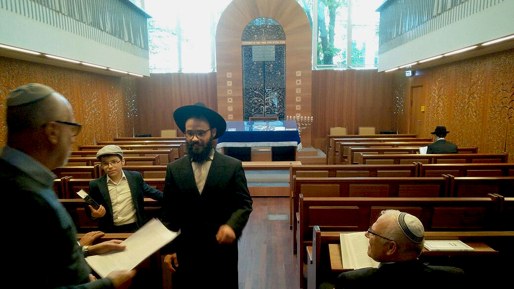 הרב קוט בבית הכנסת בטאלין, אסטוניה (צילום: אוריאל לוי).