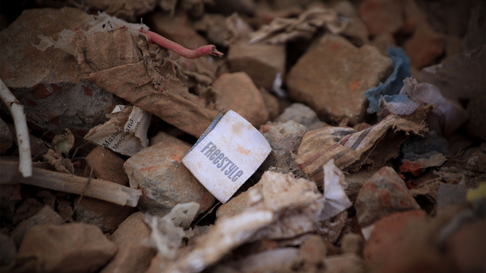 טיקט של בגד שנמצא בהריסות הרנה פלאזה (צילום: AP Photo/Ismail Ferdous).