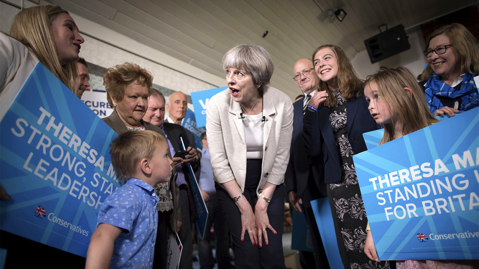 ראש ממשלת בריטניה, תרזה מיי, מדברת עם תומכים וילדיהם בכנס בחירות, לקראת הבחירות הכלליות שיערכו ביום חמישי. (צילום: Stefan Rousseau/PA via AP).