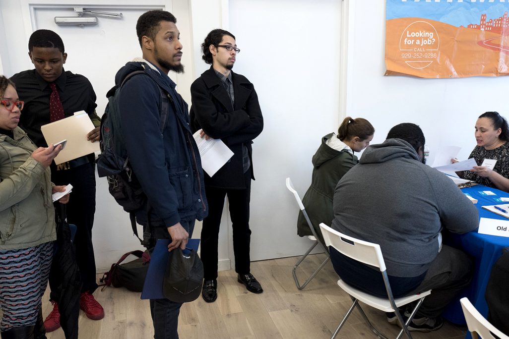 מחפשי עבודה צעירים במהלך יריד תעסוקה בברוקלין, ארה"ב. (צילום: AP Photo/Mark Lennihan)