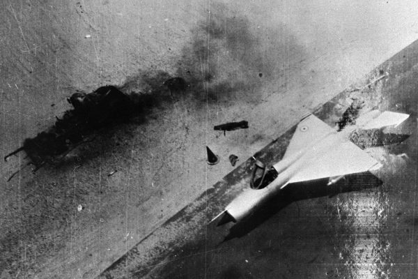 מטוס מצרי מופצץ ע"י חיל האוויר של צה"ל בסיני, 5.6.1967 (צילום: לע"מ).