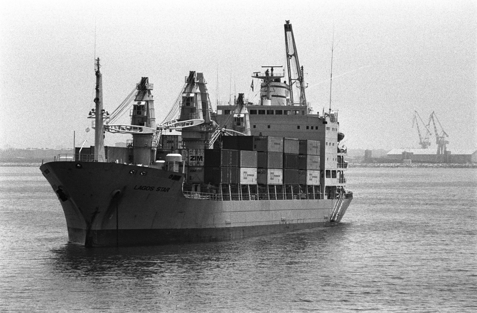 אוניית משא של צים, 1979 (צילום ארכיון: הרמן חנניה / לע״מ)