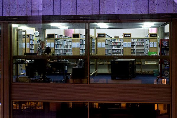 משמרת ערב בספריית בית אריאלה (צילום: מאיר שפירא. מתוך אתר פיקיוויקי).