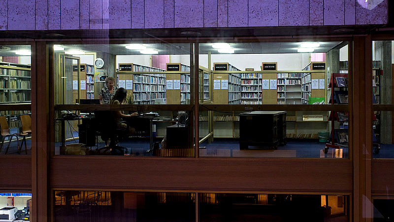 משמרת ערב בספריית בית אריאלה (צילום: מאיר שפירא. מתוך אתר פיקיוויקי).