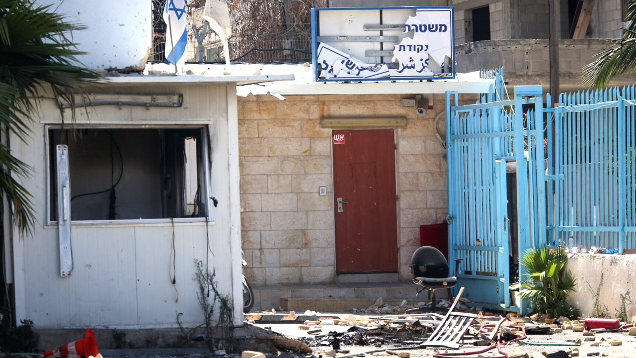 תחנת המשטרה בכפר קאסם לאחר ההפגנה בה נורה מפגין ערבי למוות, יוני 2017 (צילום: פלאש90).