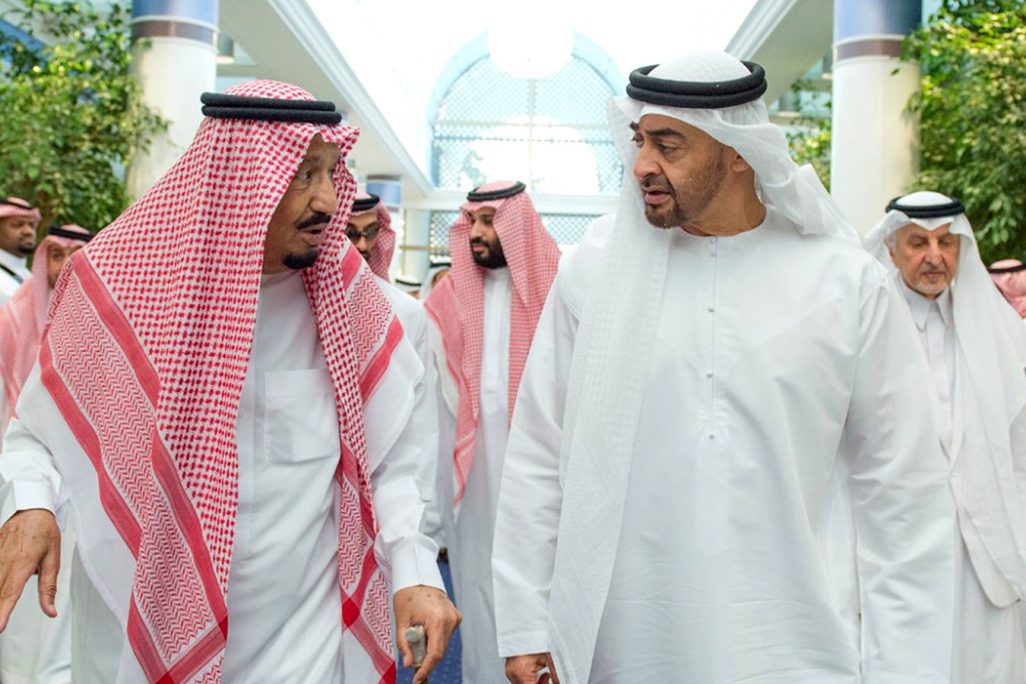 מלך סעודיה, סלמאן בן עבד אל-עזיז משוחח עם נסיך אבו דאבי, שיח' מוחמד בן זאיד אל-נהיאן (צילום: Saudi Press Agency via AP).