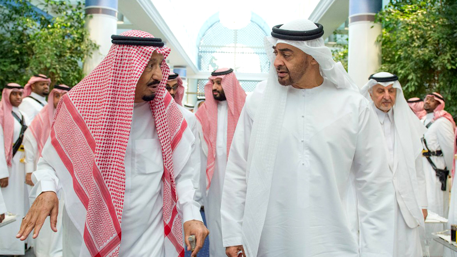 מלך סעודיה, סלמאן בן עבד אל-עזיז משוחח עם נסיך אבו דאבי, שיח' מוחמד בן זאיד אל-נהיאן (צילום: Saudi Press Agency via AP).