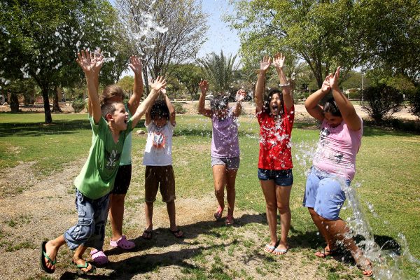 ילדים נהנים בקיץ. ארכיון (צילום: מרים אלסטר / פלאש 90).