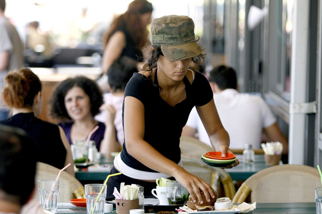 מלצרית במסעדה בתל אביב (צילום ארכיון: משה שי / פלאש90)