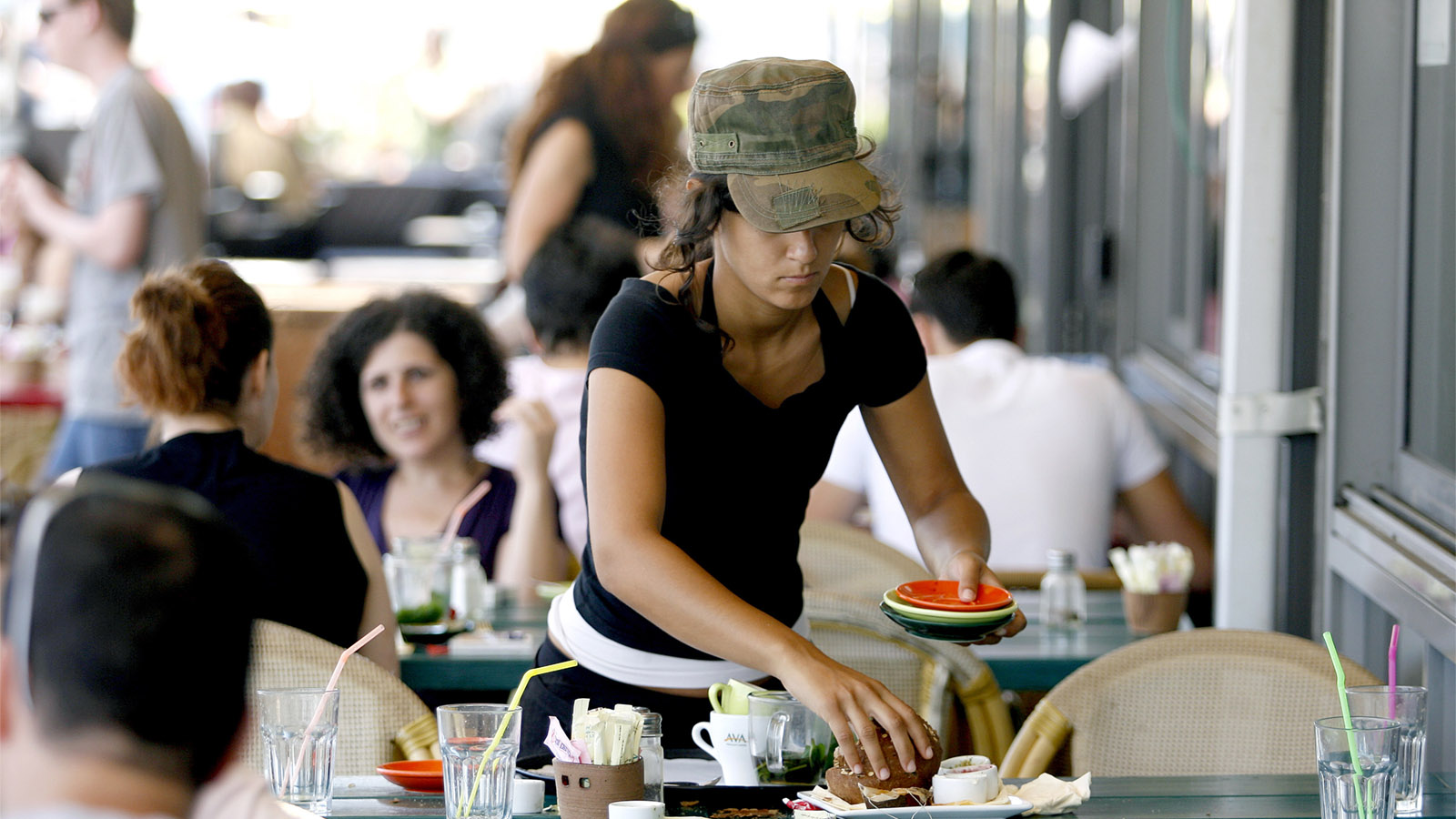 מלצרית במסעדה בתל אביב (צילום ארכיון: משה שי / פלאש90)