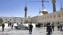 שוטרים באתר מתקפת הטרור בטהרן (צילום:AP Photo/Ebrahim Noroozi).