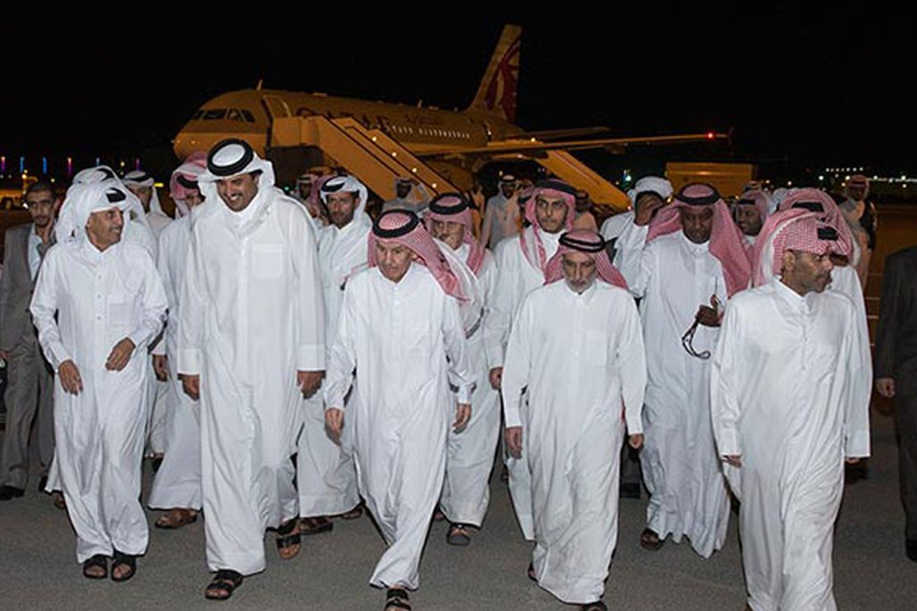 אמיר קאטר טמין איבן חאמדד אל תאני (שני שמשאל) מקבל את פניהם של שבויים בניהם חלק ממשפחת המלוכה (צילום: Qatar News Agency via AP)