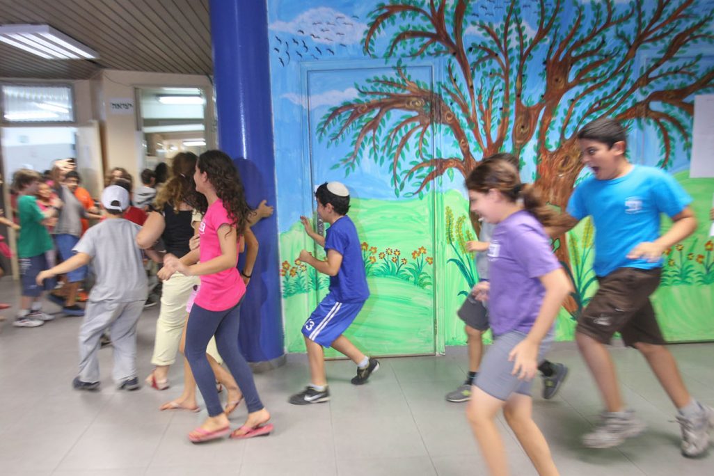 תלמידים משתתפים בתרגיל עורף לרעידת אדמה (צילום ארכיון: אורן נחשון \ פלאש90)